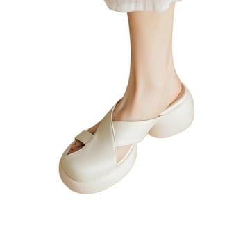 Ženske sandale na platformi s debelim potplatom i prorezima, kajsijeve boje, slip-on, ljeto 2026