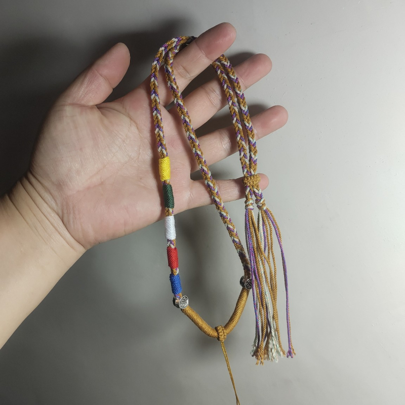 Kézzel készített tibeti Thangka nyaklánc fonott kötéllel, öt gazdagság isten motívummal