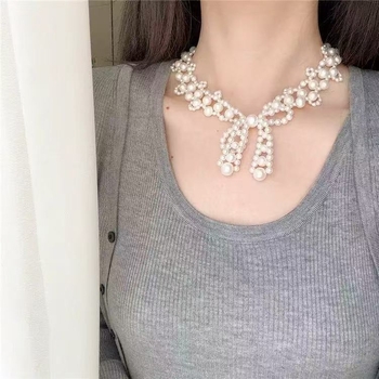 Könnyed luxusú, különleges dizájnú masni nyaklánc műgyöngyökkel, gyengéd, elegáns.