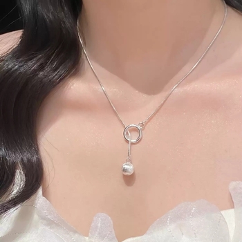 Nőknek szóló koreai stílusú minimalist nyaklánc, szálcsiszolt kis gömbmedállal, elegáns, magas minőségű és sokoldalú hongkongi stílusú eleganciával