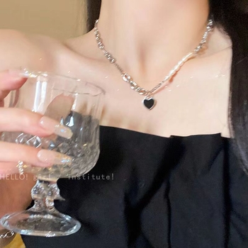 Barokk fekete gyöngyös szív alakú nyaklánc, nőies elegáns, összetett dizájn a kulcscsont köré