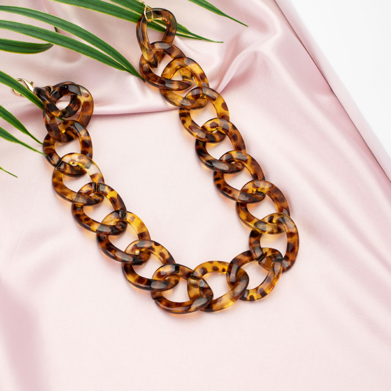 Női fekete akril nyaklánc leopard mintával – vintage stílus, rövid kulcscsont-lánccal