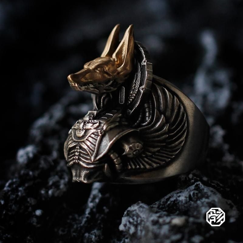 Anubis gyűrű: Jövőbe vetett hit, Mechanikus isteni alak, Férfiaknak sötét cyberpunk