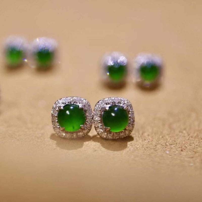 Zöld jade cabochon fülbevalók nőknek, kis és elegáns