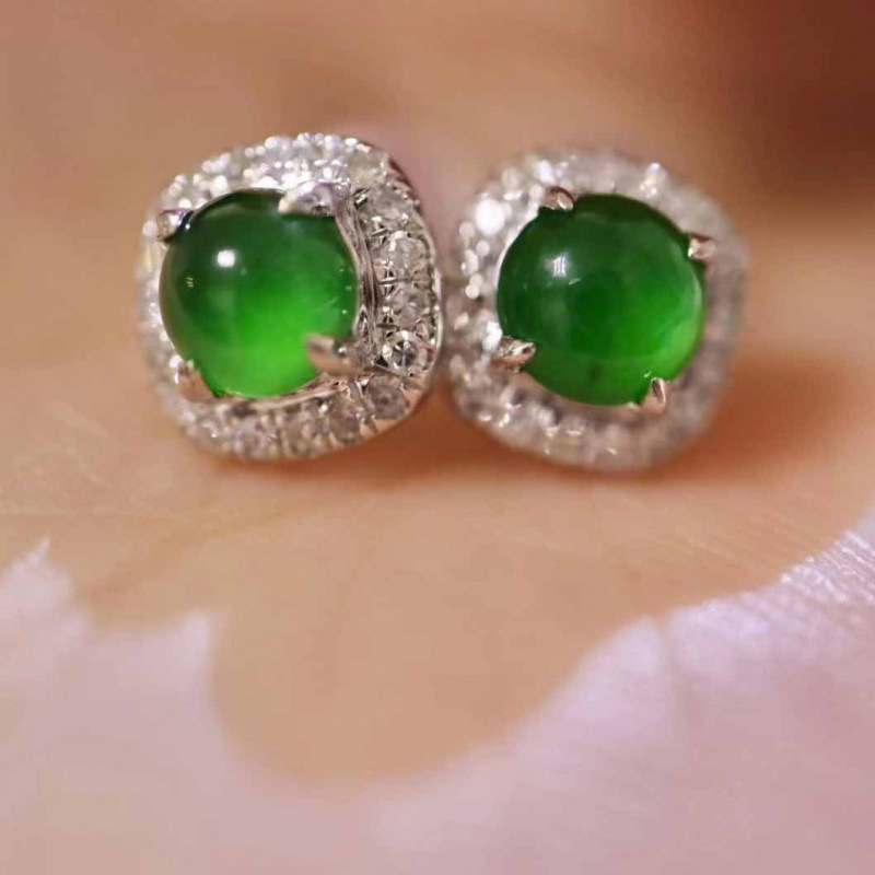 Zöld jade cabochon fülbevalók nőknek, kis és elegáns