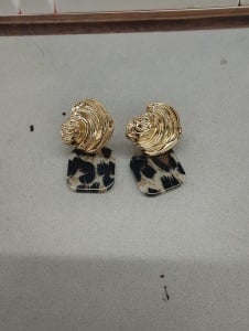 Set de bijuterii din metal cu textură plisată: colier reglabil și cercei în stil palat retro, brățară inclusă – bijuterii elegante pentru femei