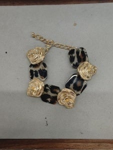 Set de bijuterii din metal cu textură plisată: colier reglabil și cercei în stil palat retro, brățară inclusă – bijuterii elegante pentru femei