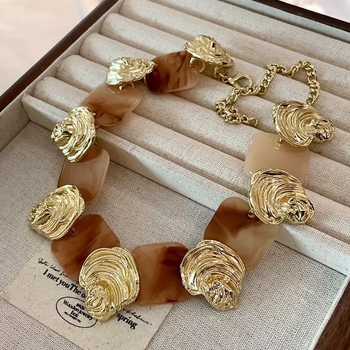Set de bijuterii din metal cu textură plisată: colier reglabil și cercei în stil palat retro, brățară inclusă – bijuterii elegante pentru femei