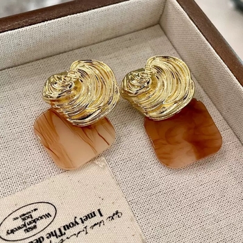 Set de bijuterii din metal cu textură plisată: colier reglabil și cercei în stil palat retro, brățară inclusă – bijuterii elegante pentru femei