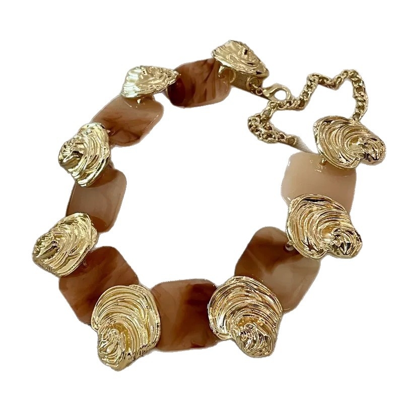 Set de bijuterii din metal cu textură plisată: colier reglabil și cercei în stil palat retro, brățară inclusă – bijuterii elegante pentru femei