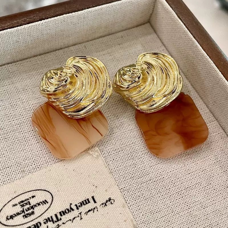 Set de bijuterii din metal cu textură plisată: colier reglabil și cercei în stil palat retro, brățară inclusă – bijuterii elegante pentru femei