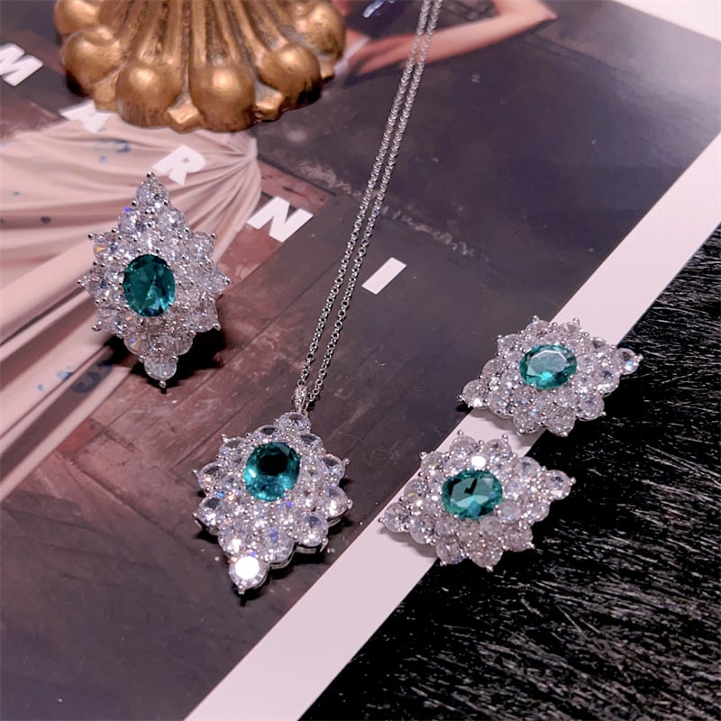 Set de bijuterii din trei piese cu piatră prețioasă smaragd: inel, cercei cu știft și colier, eleganță vintage pentru petrecere