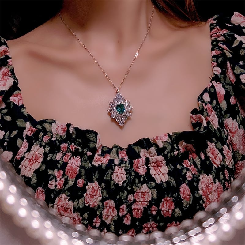 Set de bijuterii din trei piese cu piatră prețioasă smaragd: inel, cercei cu știft și colier, eleganță vintage pentru petrecere