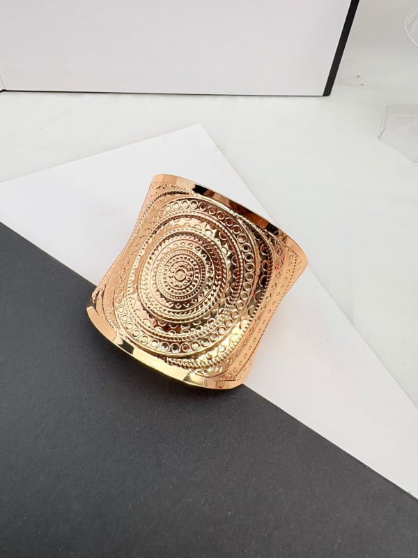Ευρύ βραχιόλι με εθνοτικό στυλ και μποέμικο εξωτικό μοτίβο για γυναίκες
