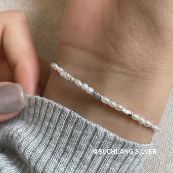 Női karkötő ezüst S925-ből, kis halmedállal és édesvízi gyöngyökkel – elegáns, könnyed luxus, sokoldalú