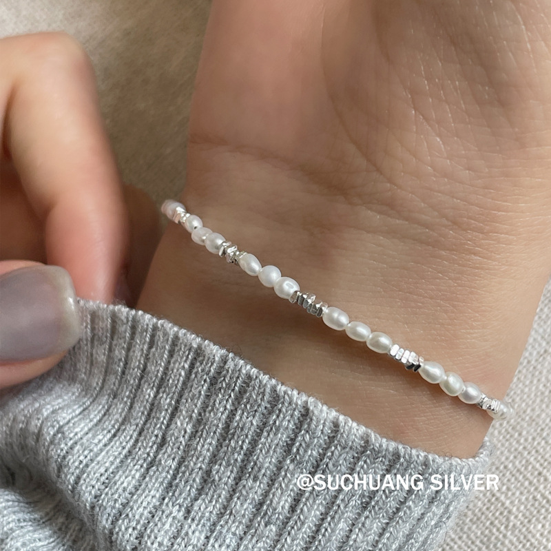 Női karkötő ezüst S925-ből, kis halmedállal és édesvízi gyöngyökkel – elegáns, könnyed luxus, sokoldalú