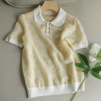 Meleg krém-sárga babagalléros kosztüm, jacquard mintás, plisírozott midi szoknya, elasztikus derékrész