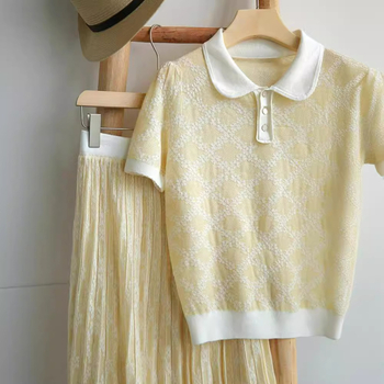 Meleg krém-sárga babagalléros kosztüm, jacquard mintás, plisírozott midi szoknya, elasztikus derékrész