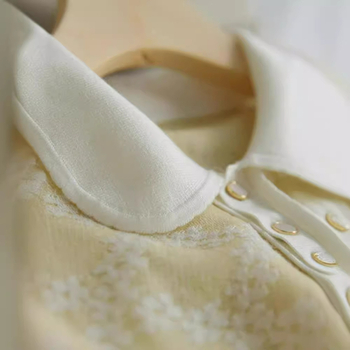 Meleg krém-sárga babagalléros kosztüm, jacquard mintás, plisírozott midi szoknya, elasztikus derékrész