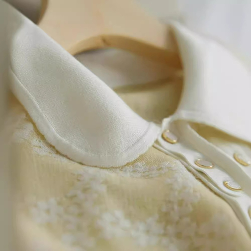 Meleg krém-sárga babagalléros kosztüm, jacquard mintás, plisírozott midi szoknya, elasztikus derékrész
