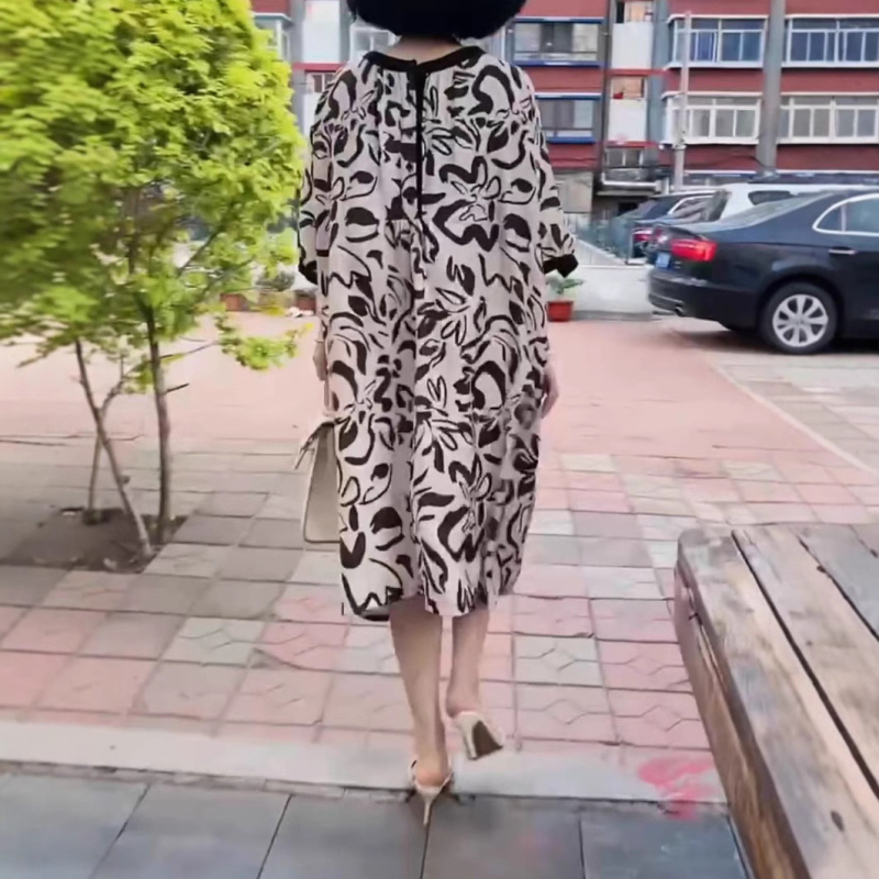25107 Great Love for Beauty midi ruha, nyári mintás, laza szabás, kerek nyakkal, 3/4 ujjú