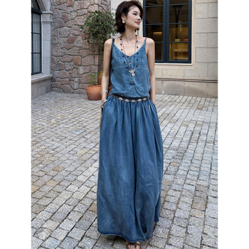 Denim ruha drapírozott sziluettel, karcsúsító hatás, laza szabás, középhosszú hosszúságú, csípőt takar