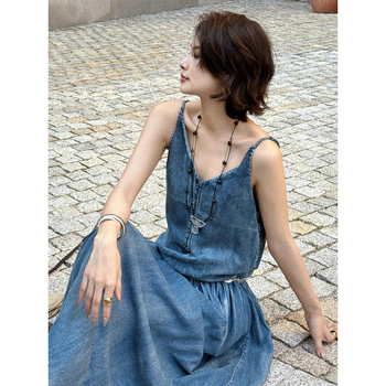 Denim ruha drapírozott sziluettel, karcsúsító hatás, laza szabás, középhosszú hosszúságú, csípőt takar