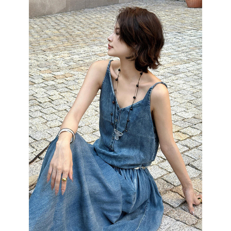 Denim ruha drapírozott sziluettel, karcsúsító hatás, laza szabás, középhosszú hosszúságú, csípőt takar