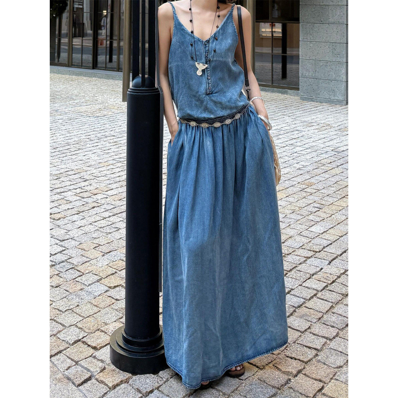 Denim ruha drapírozott sziluettel, karcsúsító hatás, laza szabás, középhosszú hosszúságú, csípőt takar