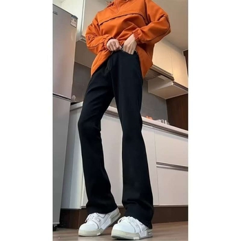 Férfi fekete denim farmernadrág, egyenes szabás, enyhe szélesedés, streetwear-stílusú, mindennapi nadrág