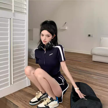 Női lezser sportos rövidnadrágos szett zipzáras rövid ujjú toppal – két darabos nyári outfit, utcai stílus