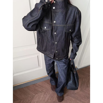 Férfi retro nyers denim dzseki tavaszra, laza szabású, rövid fazon, doboz sziluett, tiszta vonalú, ferde gallér