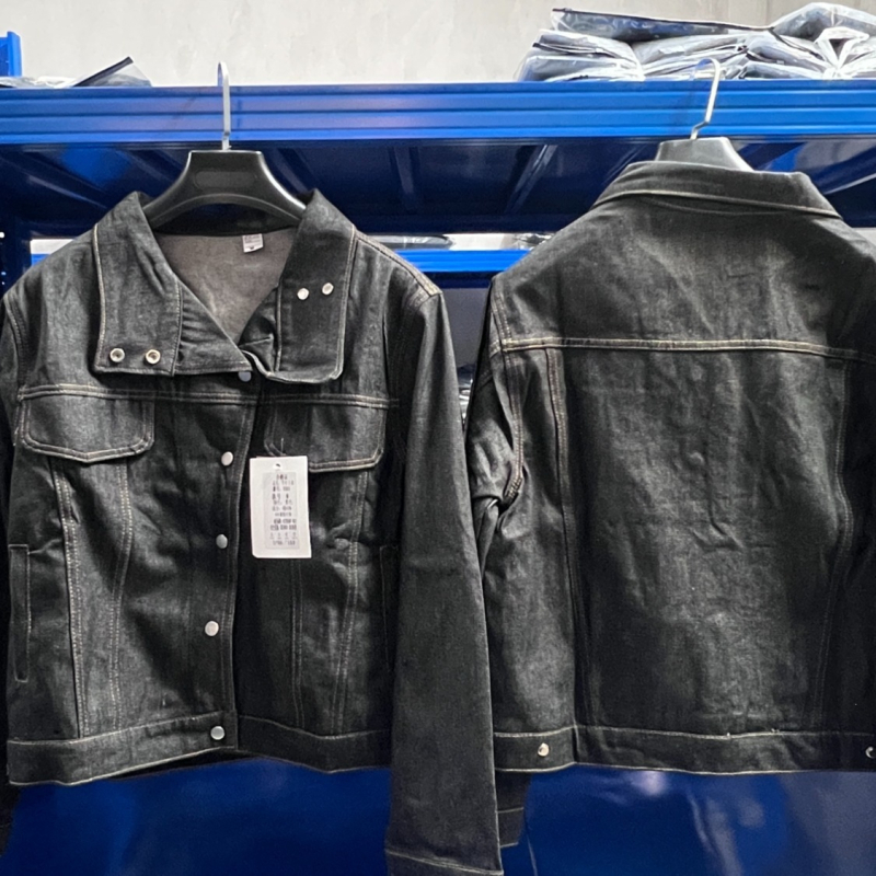 Férfi retro nyers denim dzseki tavaszra, laza szabású, rövid fazon, doboz sziluett, tiszta vonalú, ferde gallér