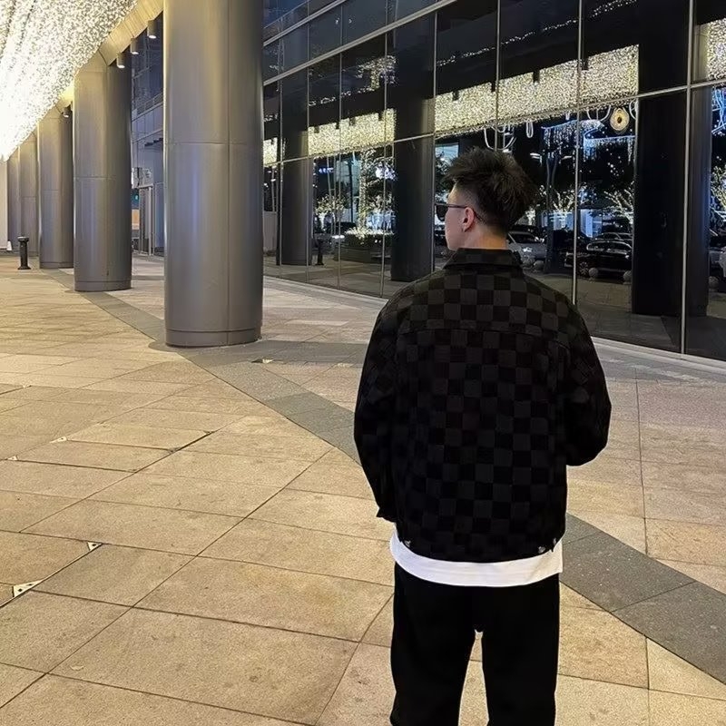 Geacă din denim pentru bărbați cu model pătrat în șah, rever, mâneci lungi, stil inspirat din haine de lucru.