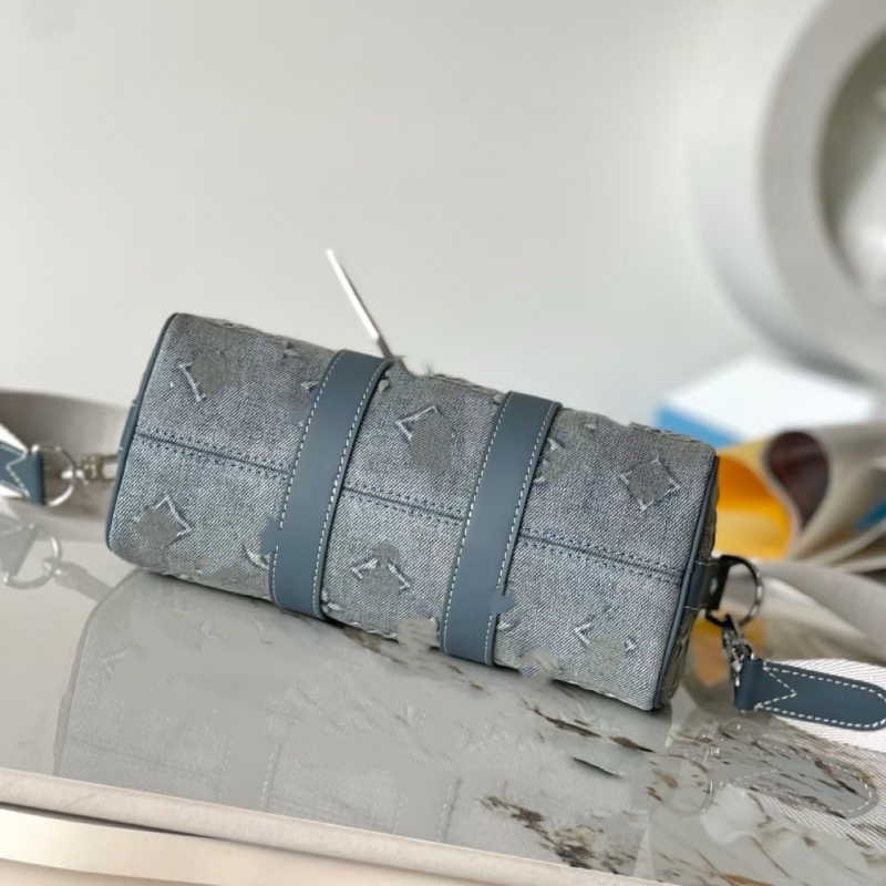 Denim anyagú, reliefes mintázatú crossbody táska párna alakú kivitelben, kis méret, mindennapi, utcai stílus