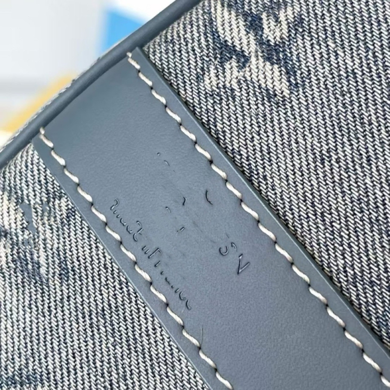 Denim anyagú, reliefes mintázatú crossbody táska párna alakú kivitelben, kis méret, mindennapi, utcai stílus