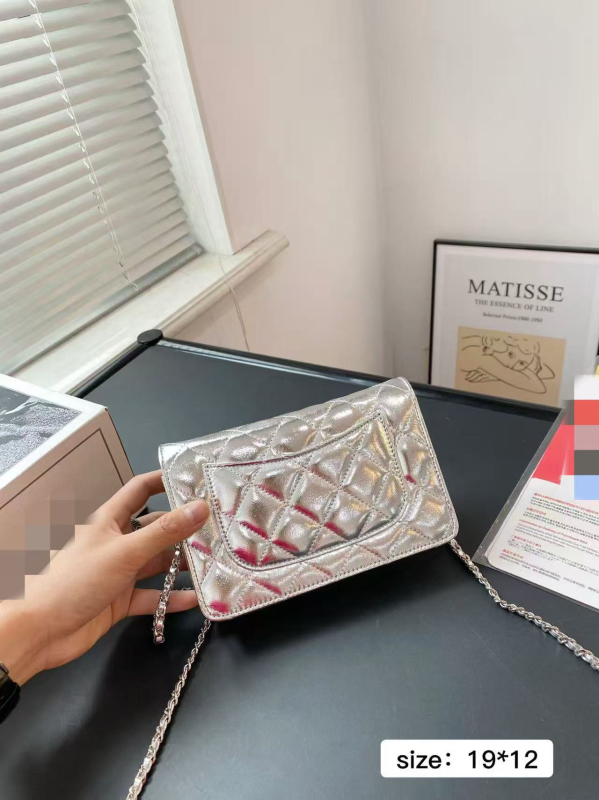 Geantă chic cu lanț, crossbody din PVC, cu sloturi pentru carduri, buzunar cu fermoar și buzunar pentru monede — compactă și practică.