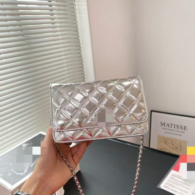 Geantă chic cu lanț, crossbody din PVC, cu sloturi pentru carduri, buzunar cu fermoar și buzunar pentru monede — compactă și practică.