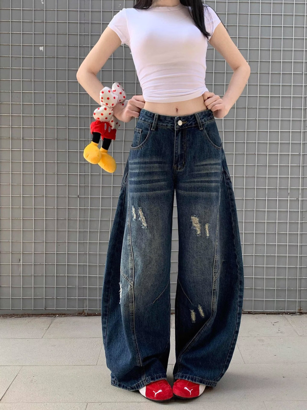 Férfi farmer amerikai sziluettel, szablyaszerű bevágásokkal, laza, dekonstruált mosott stílusú munkásnadrág, széles lábszár, drapált hatás