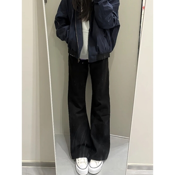 Fekete farmer férfiaknak, slim fit, egyenes szár, enyhén bővülő alsóval