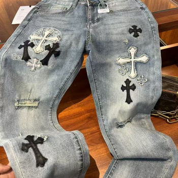 Férfi farmernadrág denim anyagból kereszt hímzéssel, repesztett részletekkel, slim fazon, elasztikus, sokoldalú stílus