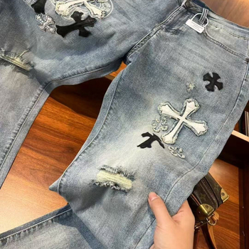 Férfi farmernadrág denim anyagból kereszt hímzéssel, repesztett részletekkel, slim fazon, elasztikus, sokoldalú stílus