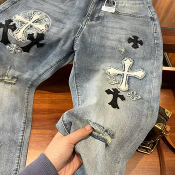 Férfi farmernadrág denim anyagból kereszt hímzéssel, repesztett részletekkel, slim fazon, elasztikus, sokoldalú stílus