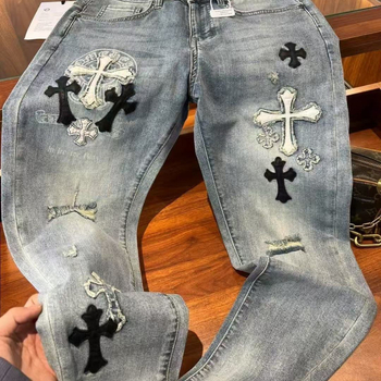 Férfi farmernadrág denim anyagból kereszt hímzéssel, repesztett részletekkel, slim fazon, elasztikus, sokoldalú stílus