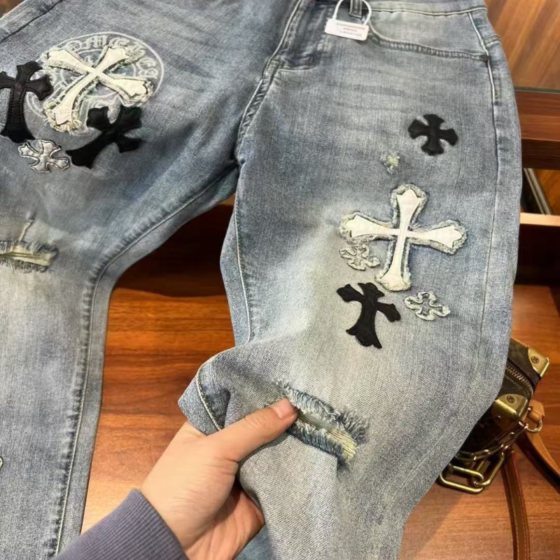 Férfi farmernadrág denim anyagból kereszt hímzéssel, repesztett részletekkel, slim fazon, elasztikus, sokoldalú stílus