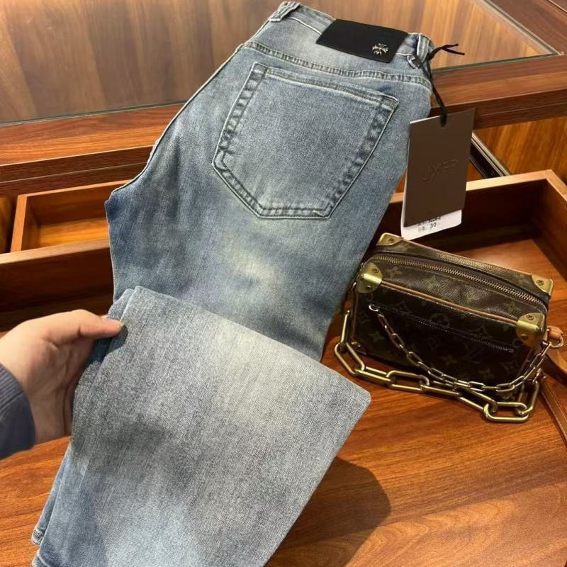 Férfi farmernadrág denim anyagból kereszt hímzéssel, repesztett részletekkel, slim fazon, elasztikus, sokoldalú stílus