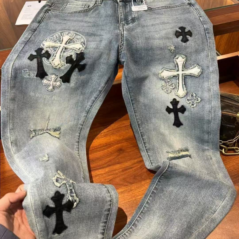 Férfi farmernadrág denim anyagból kereszt hímzéssel, repesztett részletekkel, slim fazon, elasztikus, sokoldalú stílus