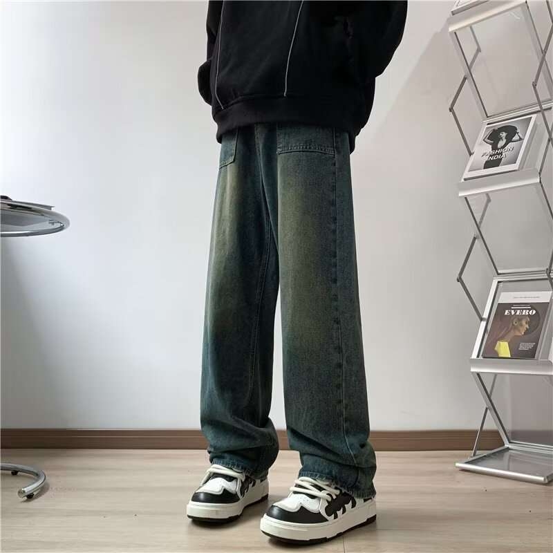 Férfi denim farmernadrág, laza egyenes szabás, széles lábak, padlót érő hosszúságú, streetwear-stílus ősze 2026