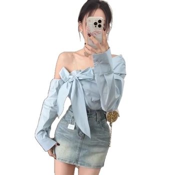 2025 tavaszi koreai stílusú két darabos szett – váll nélküli kötős felső és denim miniszoknya