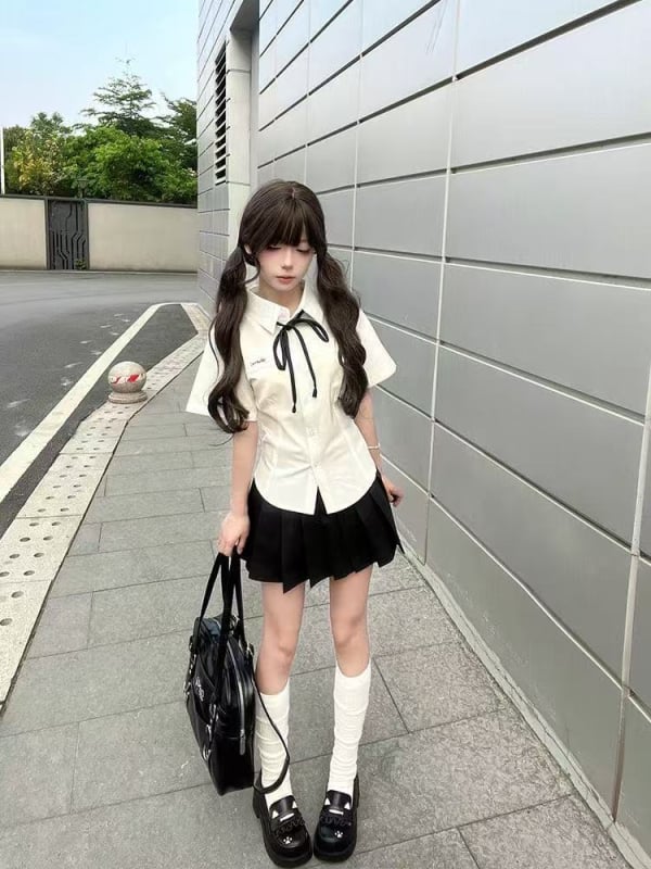 Egyetemi stílusú japán JK egyenruha: karcsúsított, hímzett felső és hozzá illő rövid szoknya szett